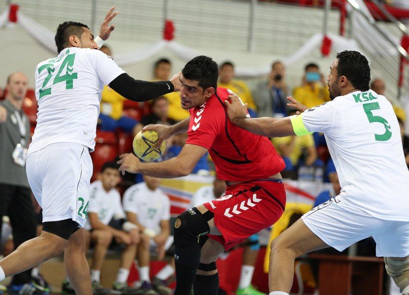 المنتخب البحريني فرض تفوقه من بداية اللقاء    ( تصوير - زكي الشيخ )