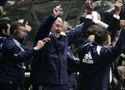 فرحة الجهاز الفني لفريق نيوكاسل يونايتد بهدف التعادل