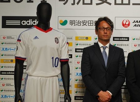 المدرب تاكاهاتا مع قميص فريق تحت 22 عاماً