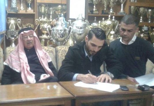 السوري هاني الطيار أثناء توقيعه للفيصلي