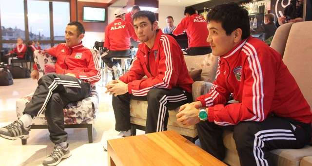 لاعبو الفريق القيرغستاني فور وصولهم