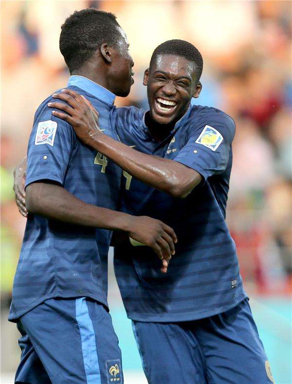 زوما ذو البشرة السمراء يبتسم