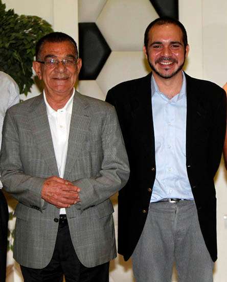 الأمير علي بن الحسين يهدي الجائزة لروح الجوهري