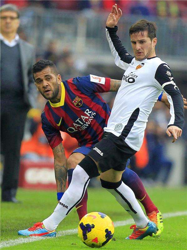 ألفيش (يسار) خلال مباراة فالنسيا