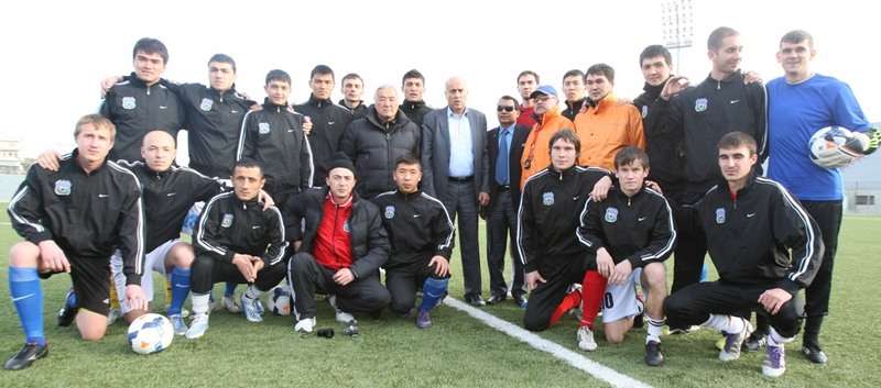 الرجوب مع لاعبي الي اوش القرقيزي على استاد دورا