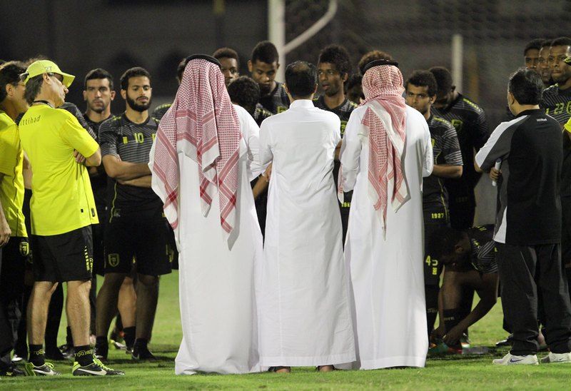 رئيس اتحاد جدة لدى حديثه مع اللاعبين قبل انطلاق التدريب اليوم