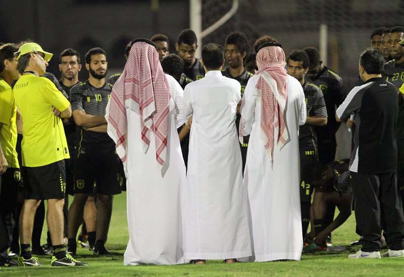 رئيس اتحاد جدة لدى حديثه مع اللاعبين قبل انطلاق التدريب اليوم