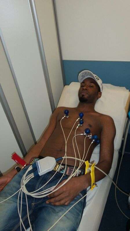 صورة أرشيفية للموسى وهو يجري الفحوصات قبل إجراء الجراحة 