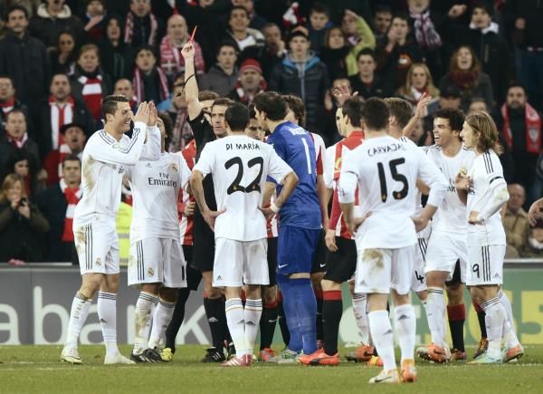 حكم اللقاء يشهر البطاقة الحمراء في وجه رونالدو