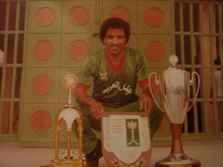 النجم صالح خليفة يتوسط كأس العرب وكأس الخليج ودرع الدوري لفريقه الأتفاق في منتصف الثمانيات الميلادية 