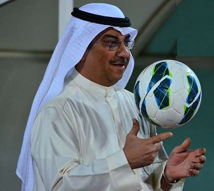 الكرة في يد جمال الكاظمي رئيس النادي العربي