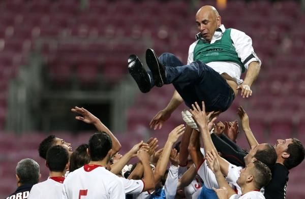 لاعبو منتخب الأردن يحملون المدرب حسام حسن بعد الفوز وضمان التأهل لكأس اسيا
