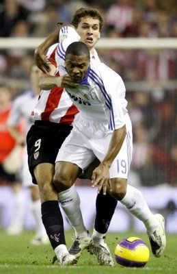 خوليو سيزار بابتيستا في صراع على الكرة