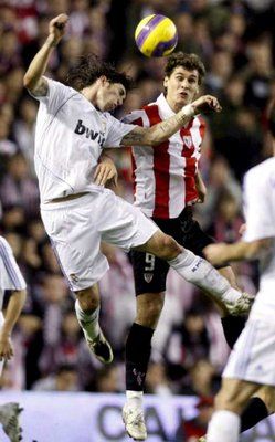 سرخيو راموس يقاتل على الكرة