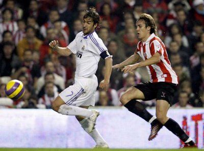 راؤول غونزاليس في محاولة الإنطلاق بالكرة