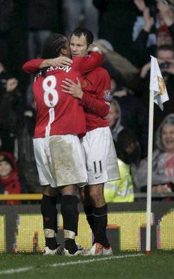 ريان جيجز محتفلاً بهدفه المـئـة