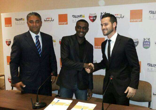 أبو عرقوب "وسط" يصافح المجري أندريه بحضور مازن منصور بعد التوقيع