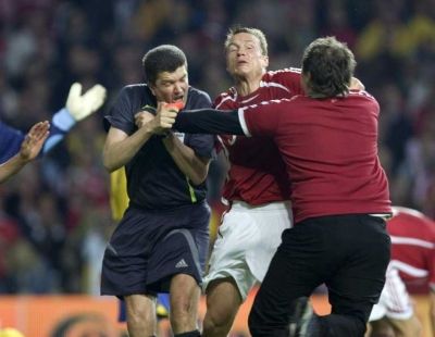 الحادثة التي اعتدى فيها احد مشجعي الدانمارك على حكم المباراة