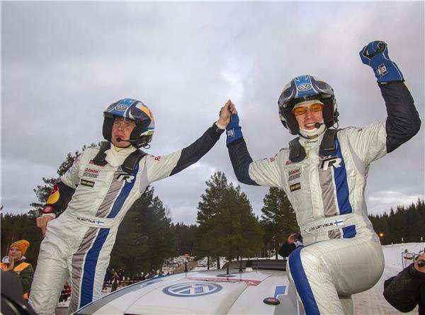 لاتفالا (يمين) يحتفل بالفوز