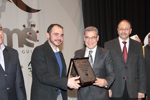 والامير علي يكرم الزميل مصطفى الأغا