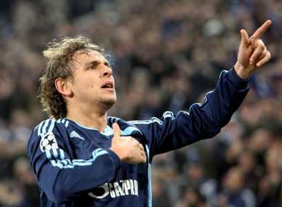 فرحة رافينها ظهير نادي شالكه بالتأهل