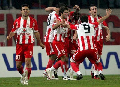 فرحة لاعبي أولمبياكوس بالتأهل بعد الفوز على بريمن