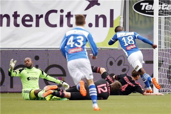 من مباراة أياكس وزفوله