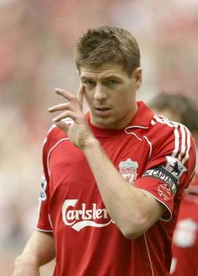 نجم و قائد نادي ليفربول الانجليزي ستيفن جيرارد