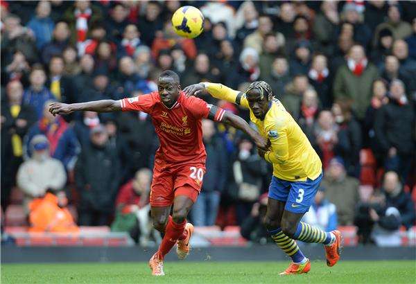 بكاري سانيا (يمين)