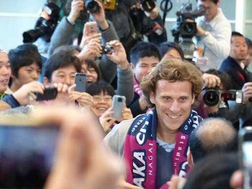 دييجو فورلان عند وصوله لمطار كانساي الدولي باليابان