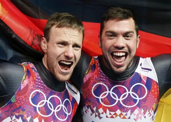 فيندل (يمين) وارلت يحتفلان بالفوز