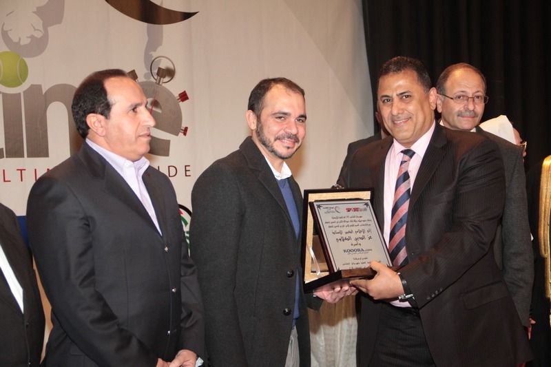 الأمير علي بن الحسين يسلم درع التكريم لعزالدين الكلاوي رئيس تحرير كووورة 