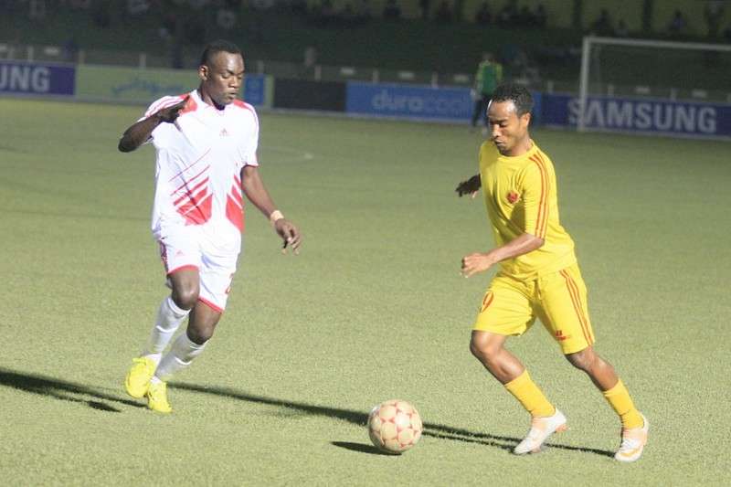 الإثيوبي شيمليس يحاول المرور من مدافع الأهلي