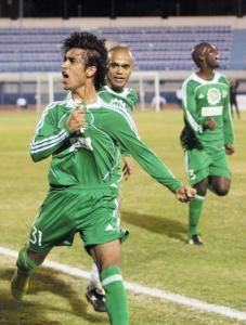 علي مقصيد لاعب العربي فرحا بهدف بمرمي السالمية 