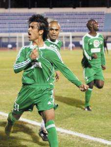 علي مقصيد لاعب العربي فرحا بهدف بمرمي السالمية 