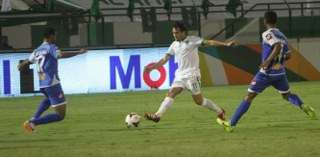 موسورو يسدد وسط حصار من مدافعي الفتح