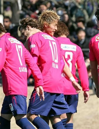 دييجو فورلان يتلقى التهاني من المهاجم الياباني كاكيتاني بعد تسجيله الهدف