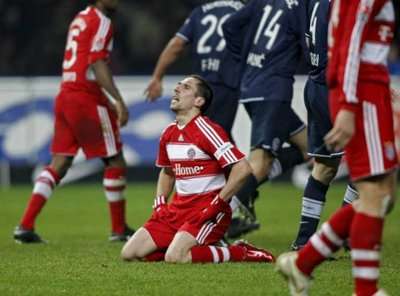 الفرنسـي ريـبـيـري في لحظـة ندم على إحدى الكـرات الضائعـة