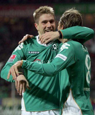 الكرواتـي كلاسـنـيـتـش يحتفـل بـأحد أهدافـه في مرمى باير ليفركـوزن