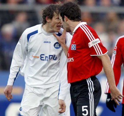 نقـاش حـاد بين موتزيل(يسار) لاعب كارلسروهر مع ماثهيجسين لاعب هامبـورغ