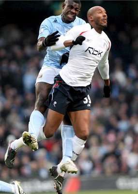 صرع هوائي على الكرة بين المهاجم أنيلكـا والمدافع ريتشاردز