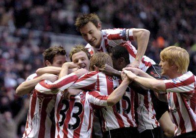 فرحـة لاعبي سندرلانـد بـهدف زميلهم داني هيغينبوثام في مرمى أستون فيلا