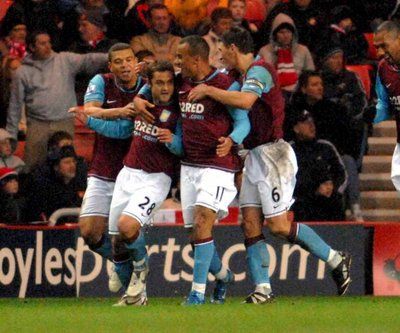 المهاجم شون مالوني(الثاني من اليسار) يتلقى تهنئة زملائه بعد هدفه في مرمى سندرلاند