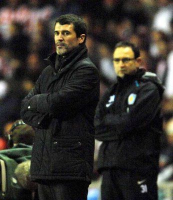 روي كيـن مدرب سندرلاند ونظيره مارتن أونيل يراقبان الوضع من خط التماس