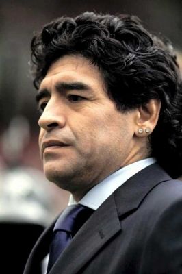 مارادونا يطالب بايقاف كاكا 