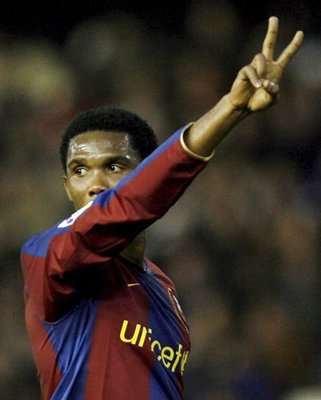 المهاجم الكاميروني صامويل إيتو يشير بإصبعيه الى الهدفين الذين سجلهما في مرمى فالنسيا