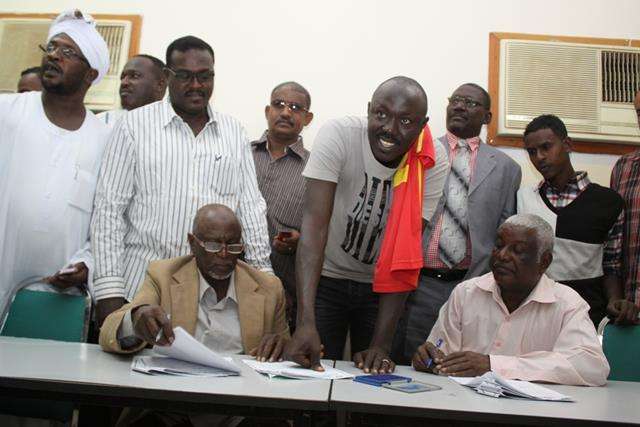 فيصل العجب لحظة توقيعه لمريخ الفاشر