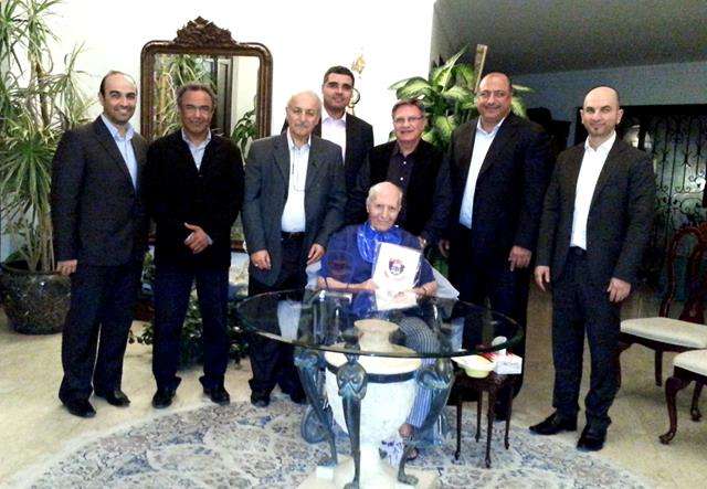أعضاء مجلس إدارة نادي المنامة خلال زيارتهم عبدالرسول مدارا