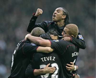 فرحة لاعبي مانشيستر بالهدف الوحيد 