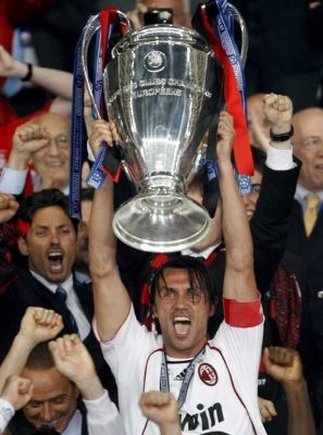 مالديني يرفع كأس دوري ابطال اوروبا . مايو 2007
